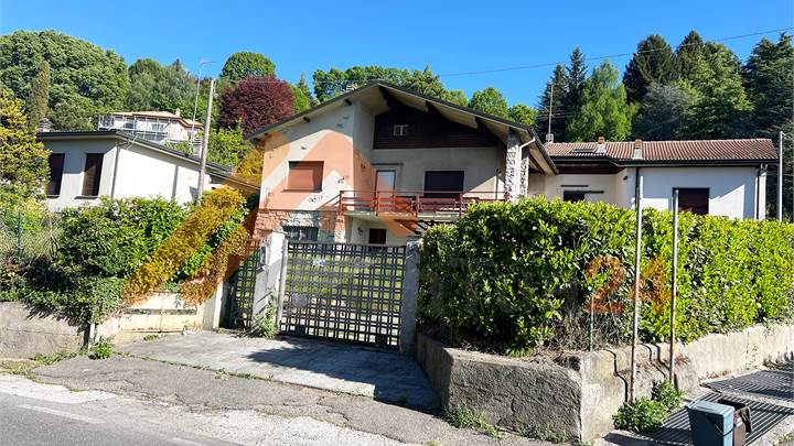 Proprietà indipendente con giardino e grande potenziale di sviluppo
